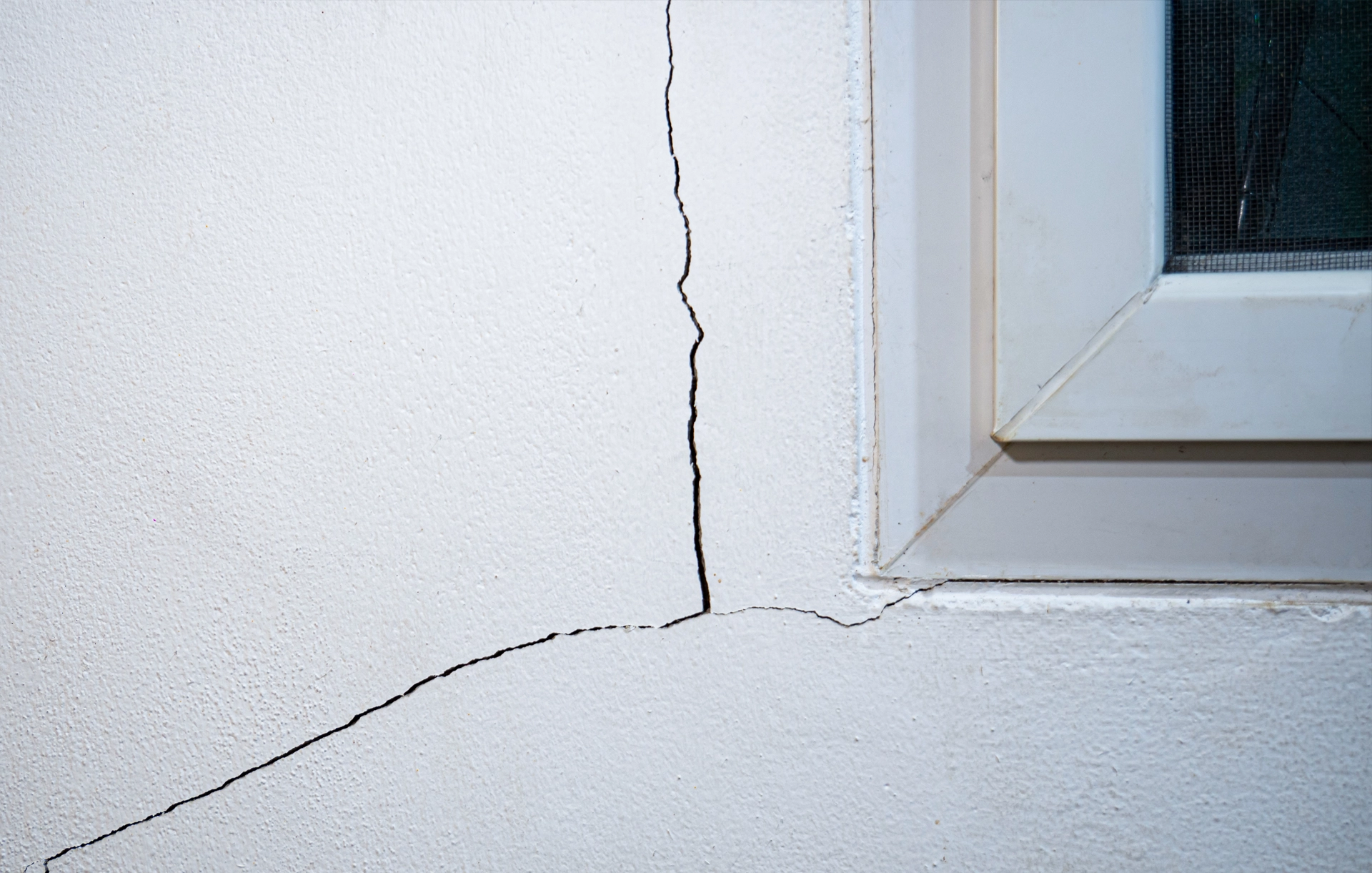 Risse in der Hauswand