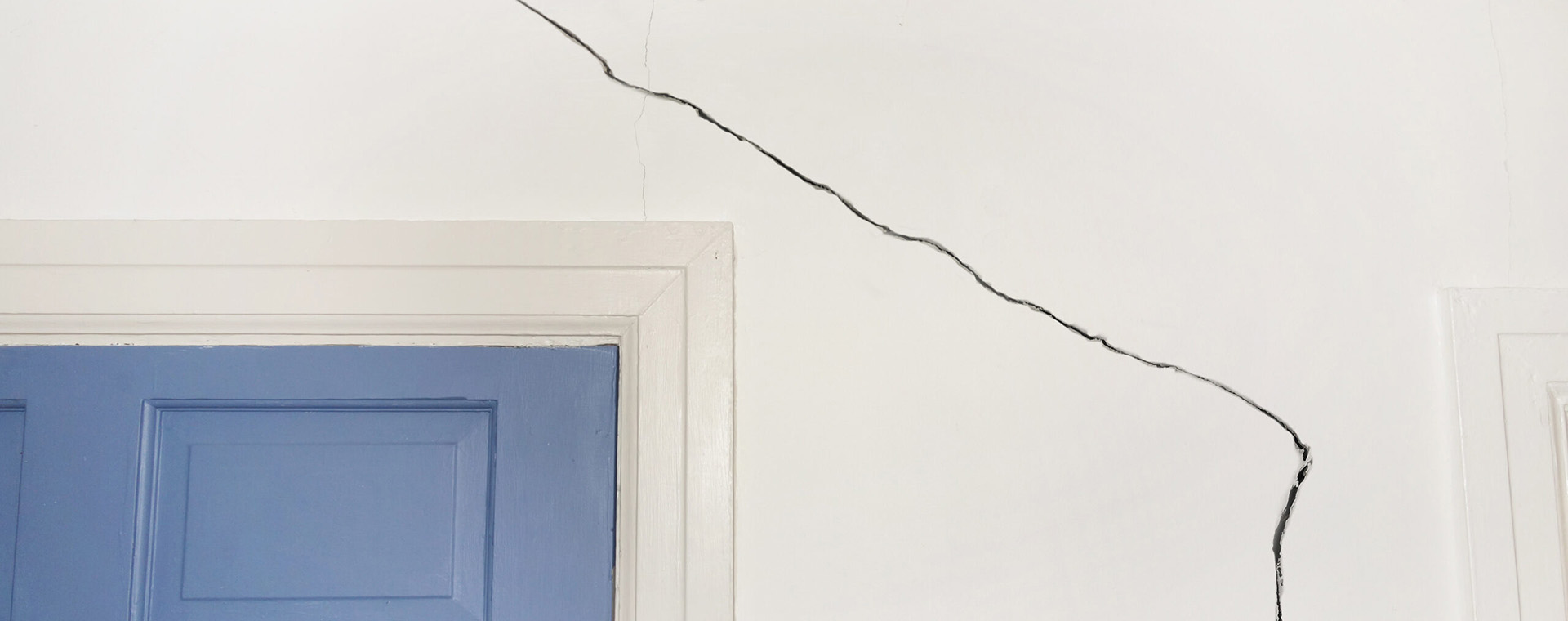 Vertikale Risse im Haus